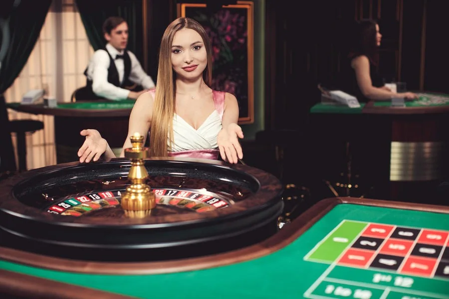 Antarmuka kasino live mobile menampilkan meja permainan dan dealer